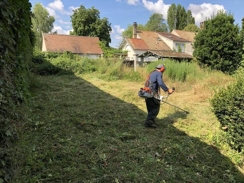 Représentation de la tonte d'une pelouse.